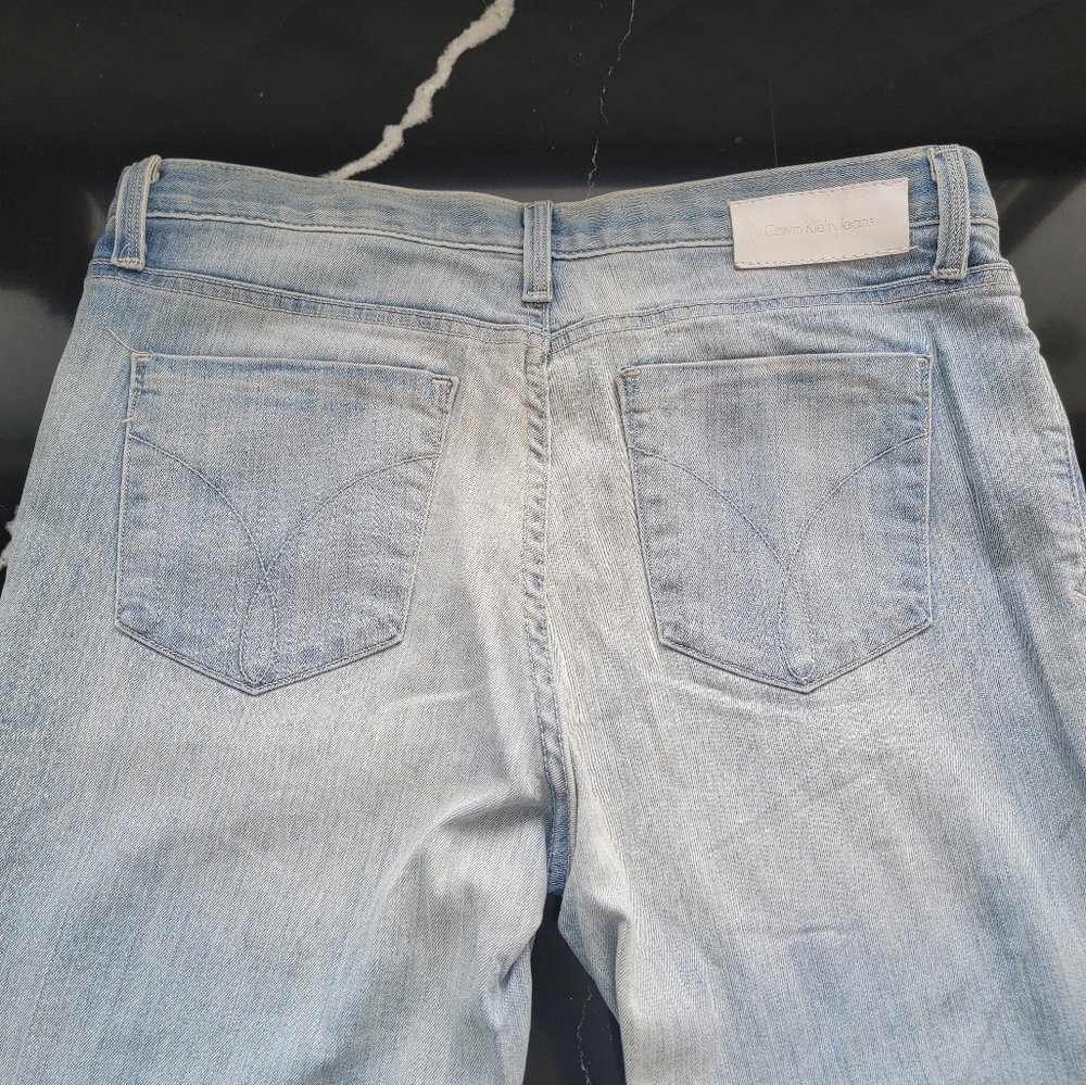 Calvin Klein Blue Ice Cropped Boyfriend Jeans. Size 31 - Picture 7 of 8
